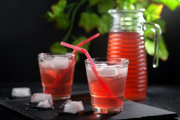 Refrescantes bebidas de frutas rojas frías de verano