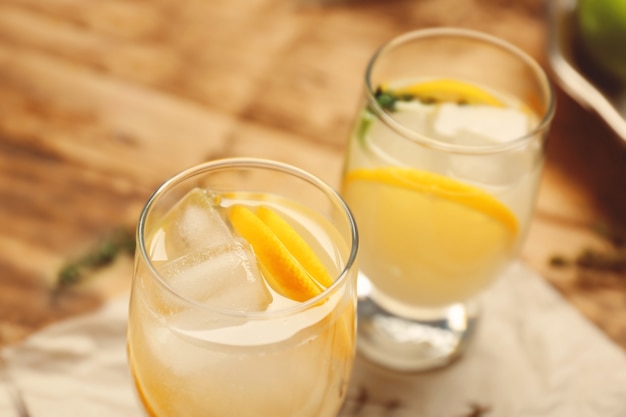 Refrescantes cócteles con limón en mesa de madera