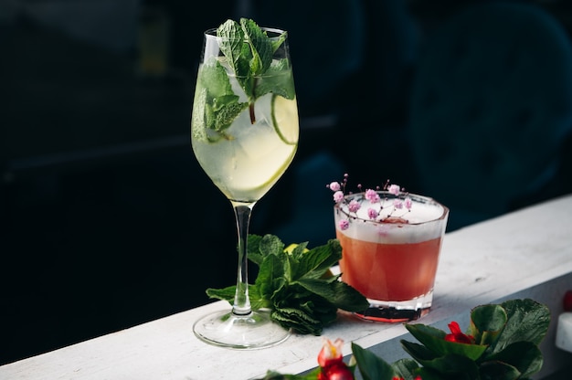 Refrescantes cócteles de verano de lujo en restaurante.