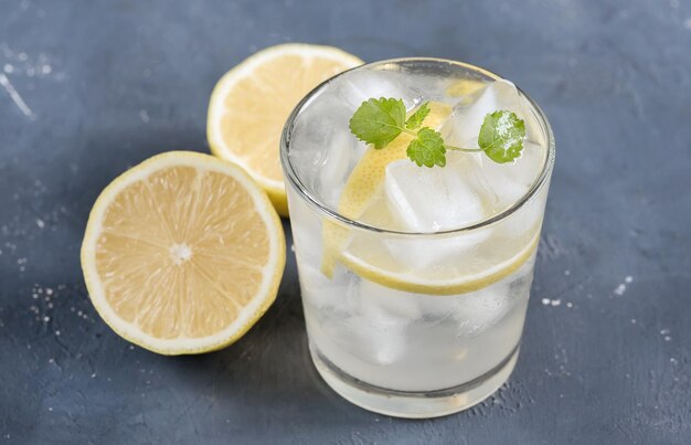 Refresco Bebida de verano Limonada tradicional con menta limón y hielo