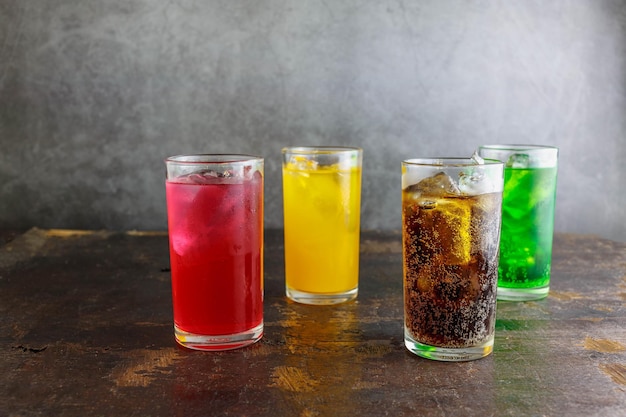 Refresco de categoría en un vaso con hielo