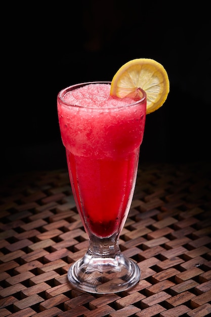 Refresco de cóctel rosa de verano Bebida con una rodaja de lima servida en un vaso aislado en la vista lateral de la mesa de la comida de oriente medio