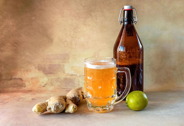 Refresco de Ginger Ale orgánico en un vaso con limón y lima Foto de alta calidad