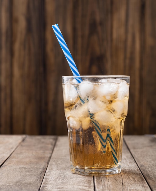 Refresco de guaraná refresco típico brasileño en una taza con hielo y paja