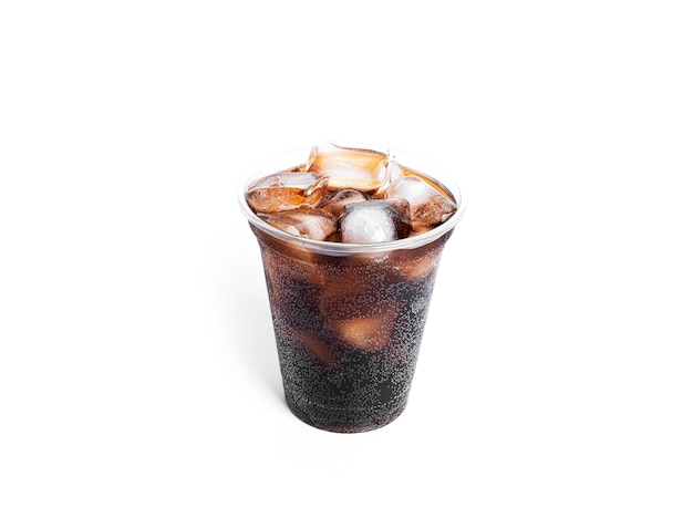 Refresco con hielo en un vaso de plástico transparente aislado.