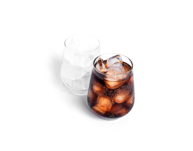 Refresco con hielo en un vaso transparente aislado. Vaso con hielo y vaso con soda.