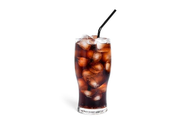 Refresco con hielo en un vaso transparente aislado.