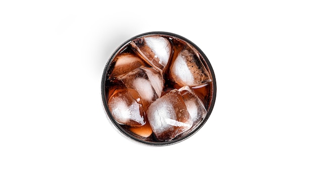 Refresco con hielo en un vaso transparente aislado.