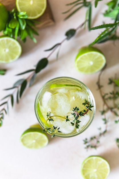 Refresco infundido agua con limón y tomillo Bebida saludable y concepto de desintoxicación Bebida de verano