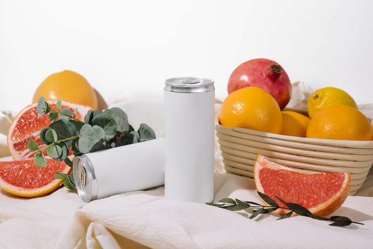 Refresco en una lata con pomelos naranjas y granada