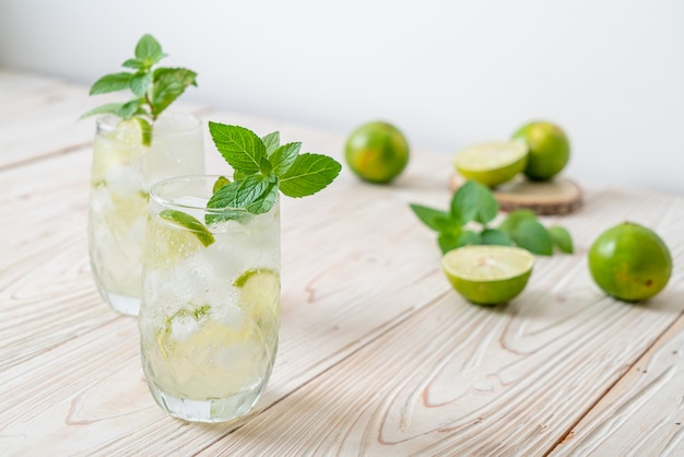 refresco de lima helado con menta - bebida refrescante