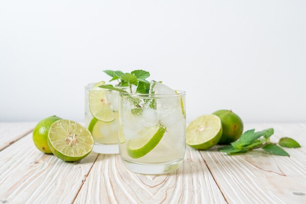 refresco de lima helado con menta - bebida refrescante