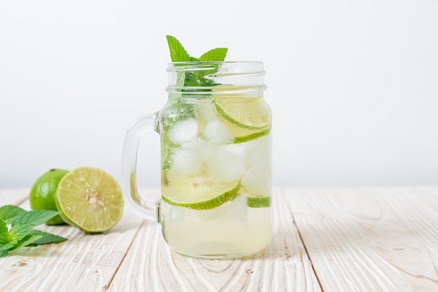 refresco de lima helado con menta - bebida refrescante