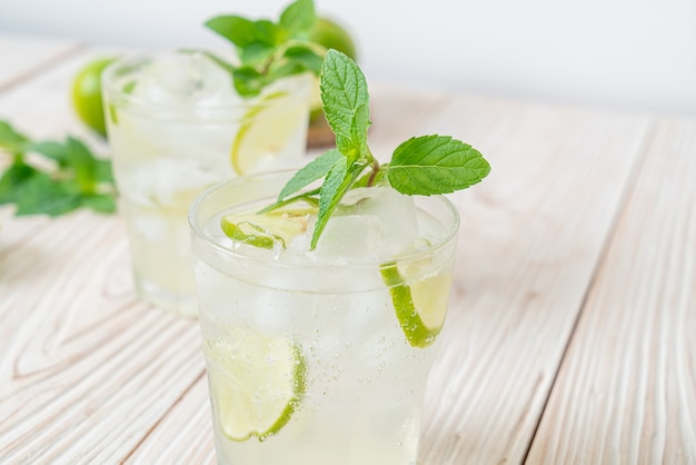 refresco de lima helado con menta - bebida refrescante