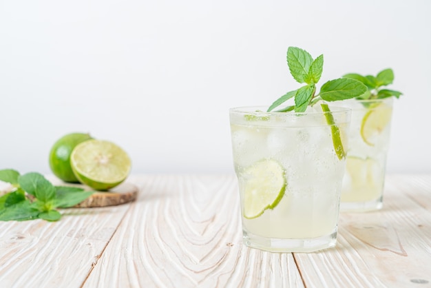 refresco de lima helado con menta - bebida refrescante