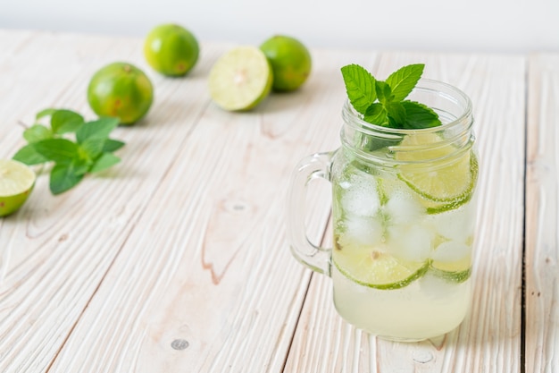 Refresco de lima helado con menta