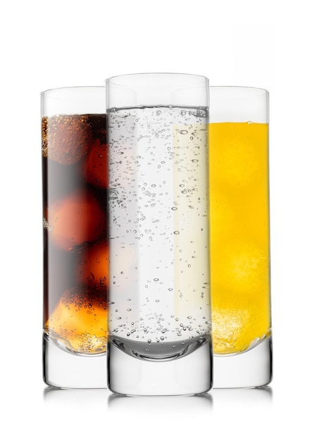 Foto refresco de limonada con cola y refresco de naranja con cubitos de hielo en vasos altos sobre blanco