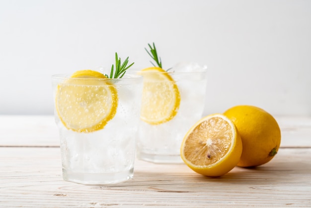 refresco de limonada con hielo