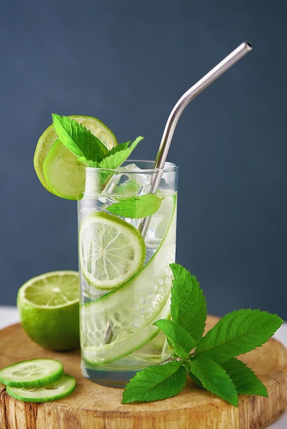 Refresco de limonada de pepino, lima y menta bebida de verano vaso de agua de desintoxicación para hacer dieta