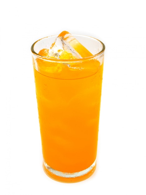 Refresco de naranja con hielo en vaso sobre fondo blanco.