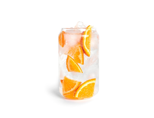 Refresco con rodajas de naranja y hielo en un vaso aislado.