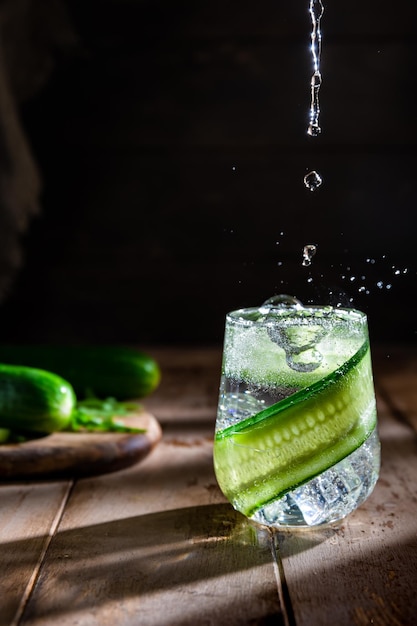 Refresco de verano de pepino sobre un fondo oscuro