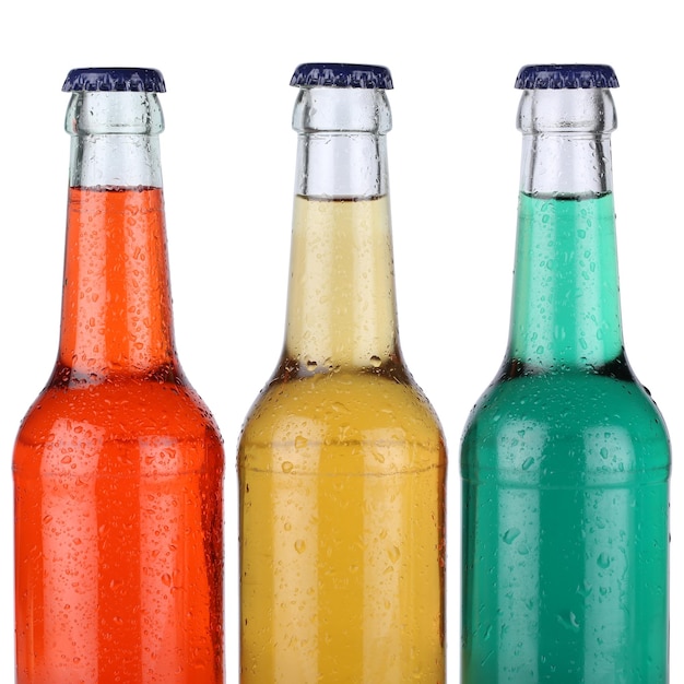 Foto refrescos coloridos o limonada en botellas aisladas