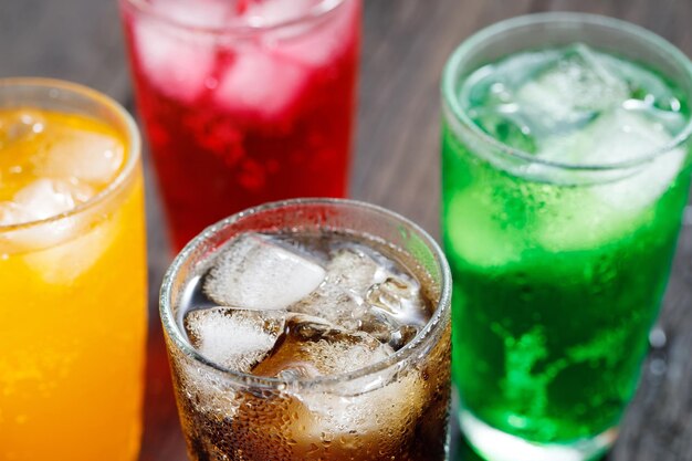 Foto los refrescos y los jugos de frutas mezclados con refrescos ricos en azúcar tienen un efecto negativo en la salud física