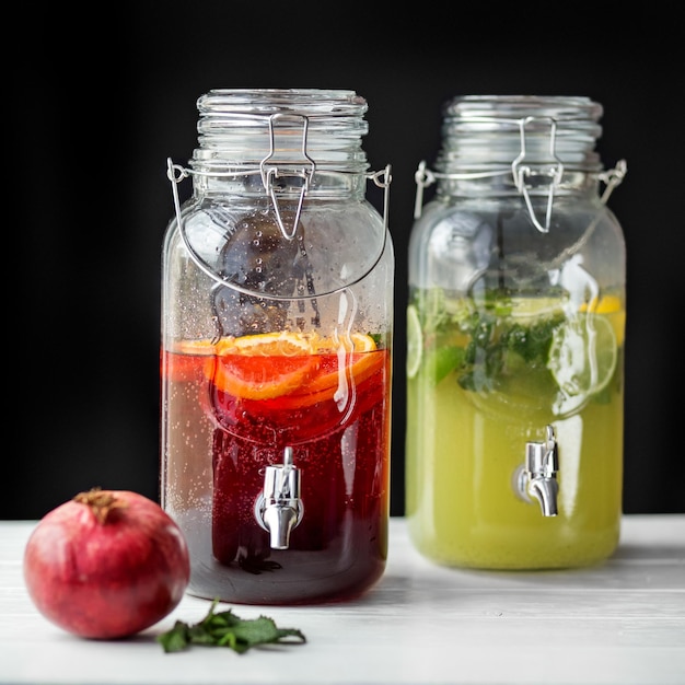 Refrescos limonada com lima limão laranja e romã Conceito de bebidas bar de verão resto comida saudável