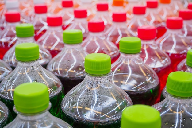 Refrescos de soda en botellas en el supermercado