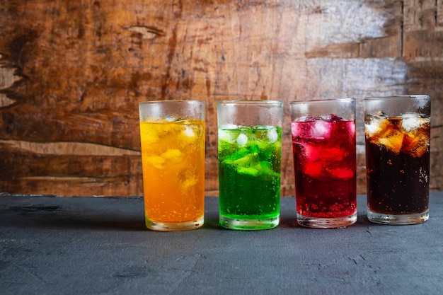 Refrescos en el vaso sobre la mesa.