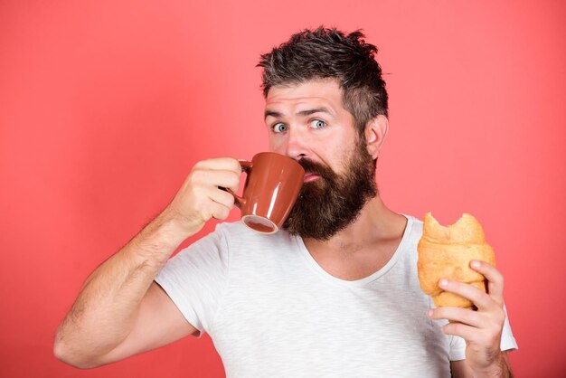 Refresque-se Croissant recém-assado Café da manhã delicioso Café da manhã pouco saudável, mas gostoso Combinação perfeita sinta fome Hipster barbudo aproveite café da manhã bebida café Conceito de tradição matinal