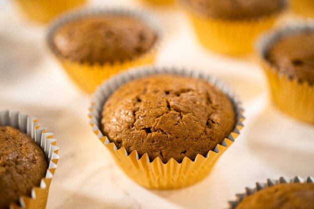 Refrigeración de cupcakes de pan de jengibre recién horneados en la encimera de la cocina