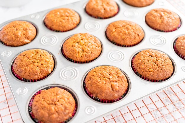 Refrigeración de muffins de pan de nuez de plátano recién horneados.