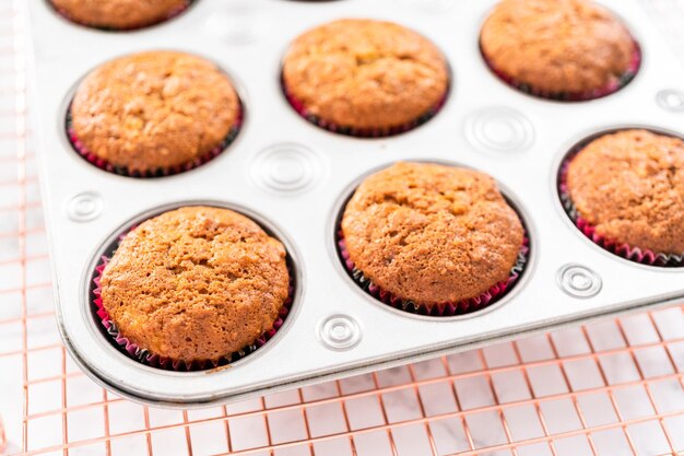 Refrigeración de muffins de pan de nuez de plátano recién horneados.