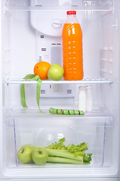 Refrigerador abierto con comida dietética