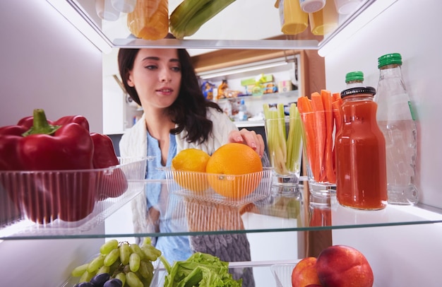 Refrigerador abierto con frutas y verduras frescas refrigerador abierto