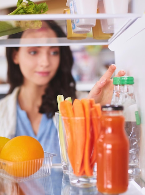 Refrigerador abierto con frutas y verduras frescas refrigerador abierto