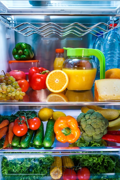 Refrigerador abierto lleno de comida. Comida sana.