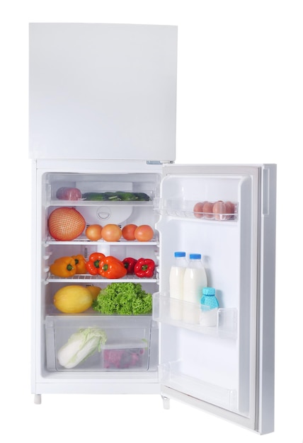 Refrigerador abierto lleno de comida sobre fondo blanco.