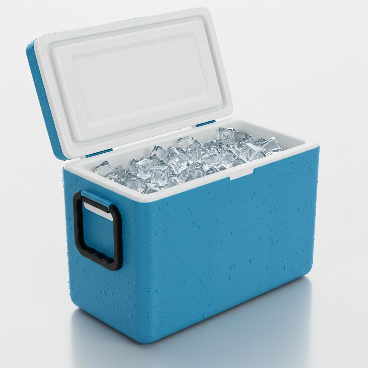 Refrigerador azul con hielo en el interior y tapa abierta
