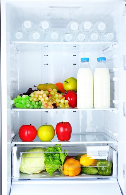 Foto refrigerador cheio de comida .