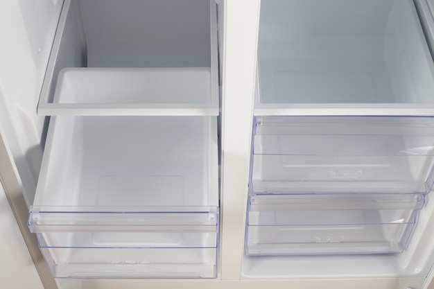 Refrigerador de dos puertas abierto de primer plano de electrodomésticos