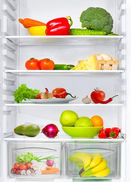 Refrigerador con frutas y verduras frescas