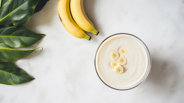 Refrigerante batido de banana em uma tigela em um fundo branco Bebida de pequeno-almoço de frutas frescas