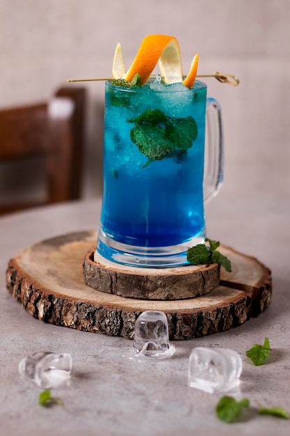 Refrigerante Blue Lagoon servido em vidro isolado na vista lateral da mesa de comida árabe