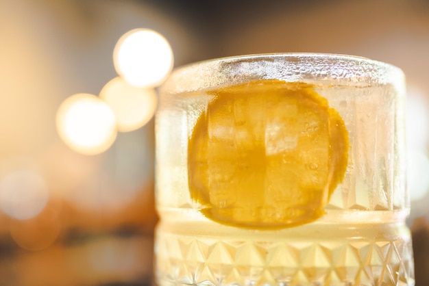 Refrigerante de laranja com bebida gelada com coquetel de bebida gelada no refresco de suco de mesa de café