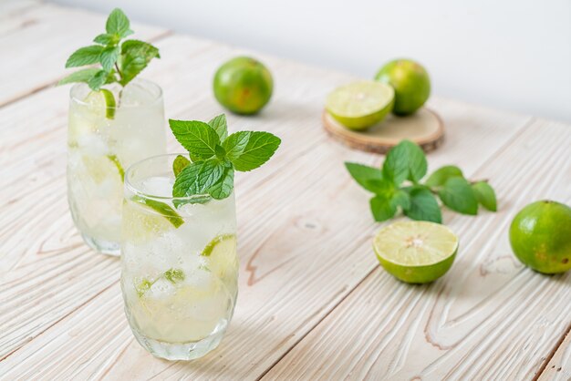 refrigerante de lima gelado com menta - bebida refrescante