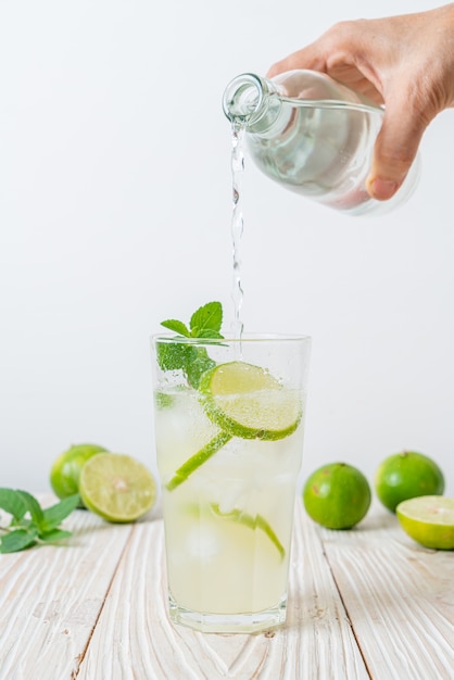 Foto refrigerante de lima gelado com menta - bebida refrescante