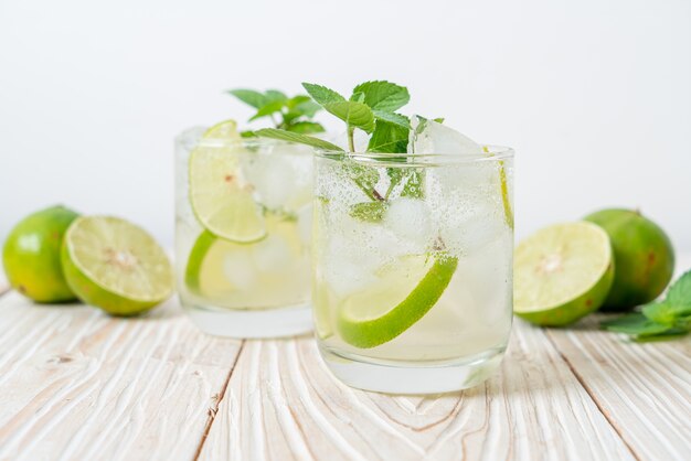 refrigerante de lima gelado com menta - bebida refrescante